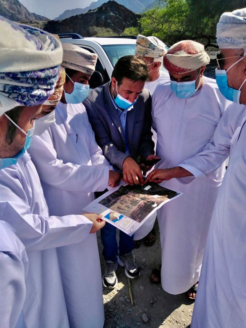 بالصور: المعولي يتفقد مشاريع الطرق في محافظتين