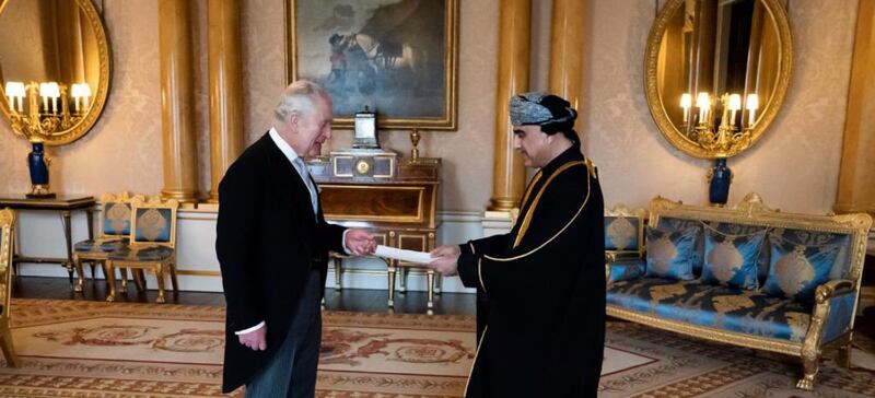 تحيات من جلالة السلطان إلى تشارلز الثالث