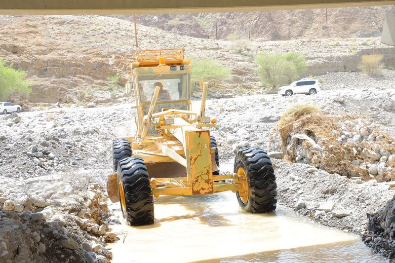 بالصور: الجيش يساعد المواطنين في الرستاق والعوابي