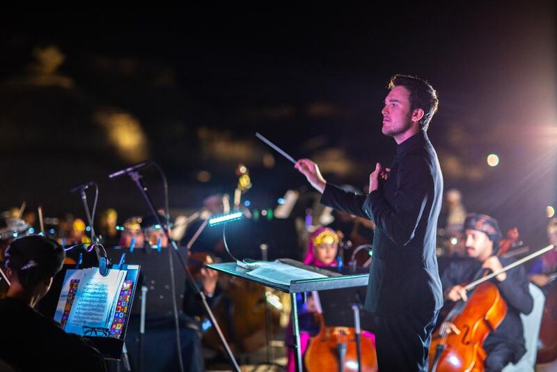 بالصور:،”هواة الخشبة” تقدّم عرضا مسرحيا بمشاركة أوركسترا مسقط السلطانية وفريق الإنشاد الأوبرالي