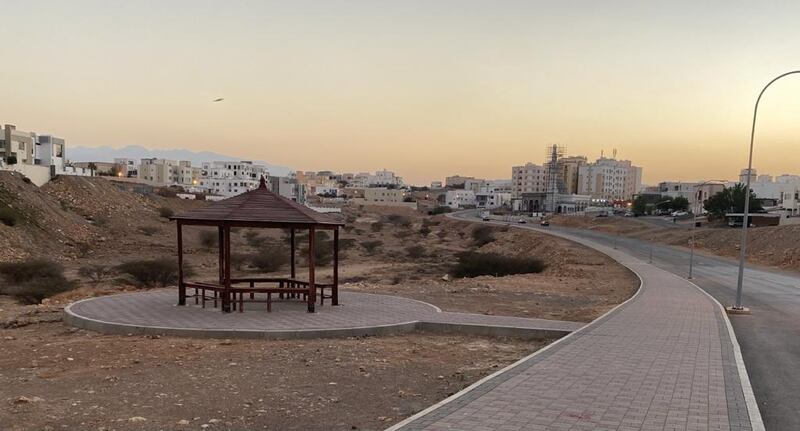 بالصور والخرائط: ممشى عام في مسقط يتحول إلى ملكيات سكنية