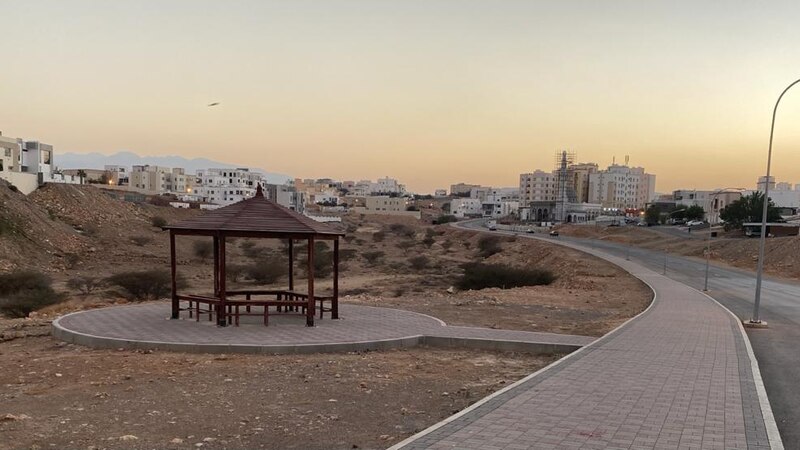 محمد بن سيف الرحبي يكتب: مرتفعات الأنصب: أراضي “السمبوسة” والممشى اليتيم