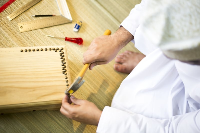 16 نشاطًا حرفيًا شملتها لائحة مزاولة الأعمال الإنتاجية المنزلية؛ فكيف يتم التصريح لها؟