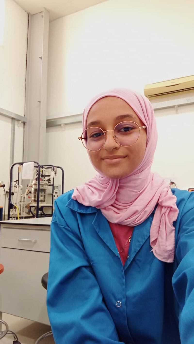 طالبة ذات 18 ربيعًا تبتكر سيارة هيدروجينية تعمل بالماء