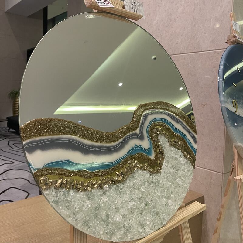 بينها لوحة للسيدة الجليلة: معرض لوحات بفن الريزن لفنانتين عمانيتين