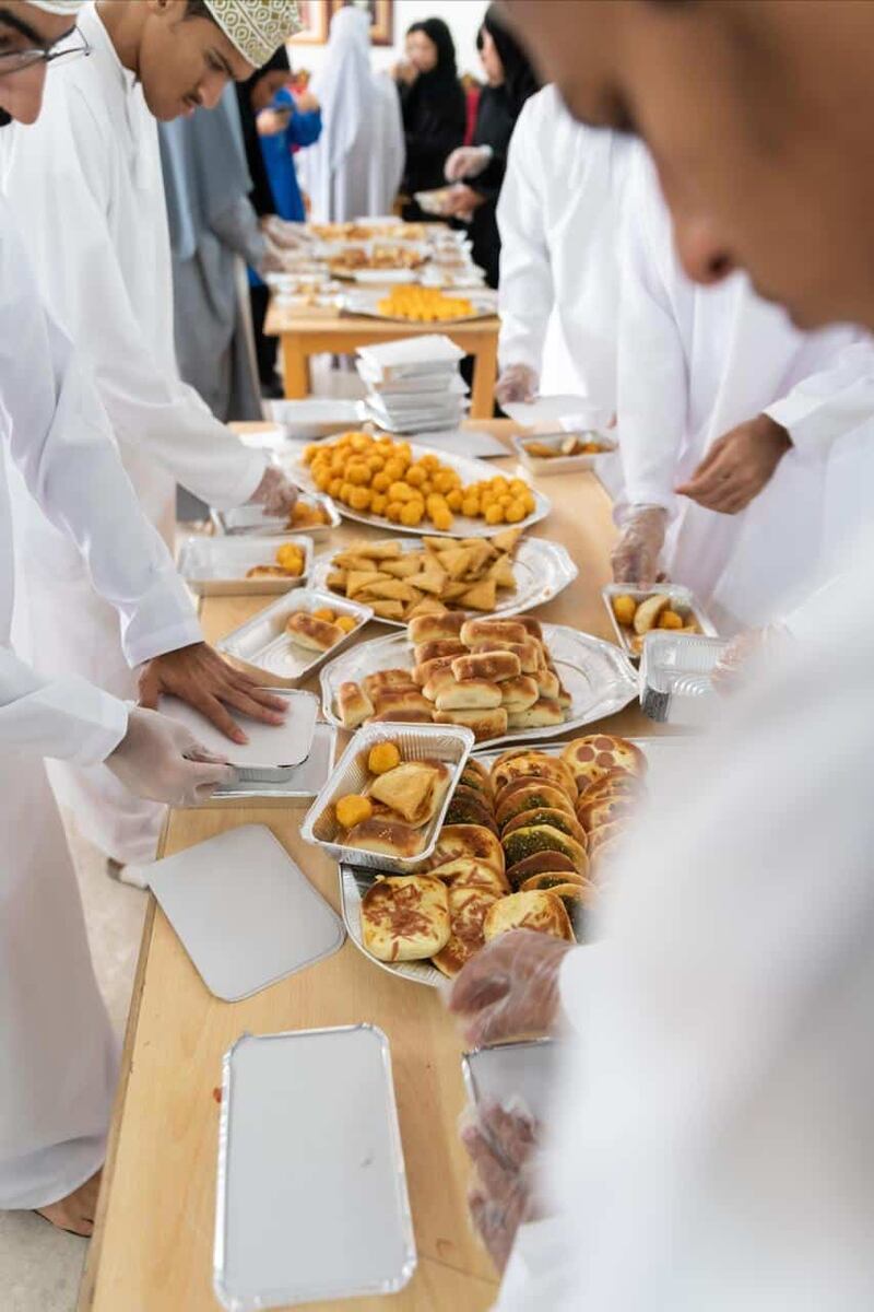 تلاحم وتراحم: طلاب يوفرون أكثر من 300 وجبة إفطار يوميًا للطلبة المعسرين