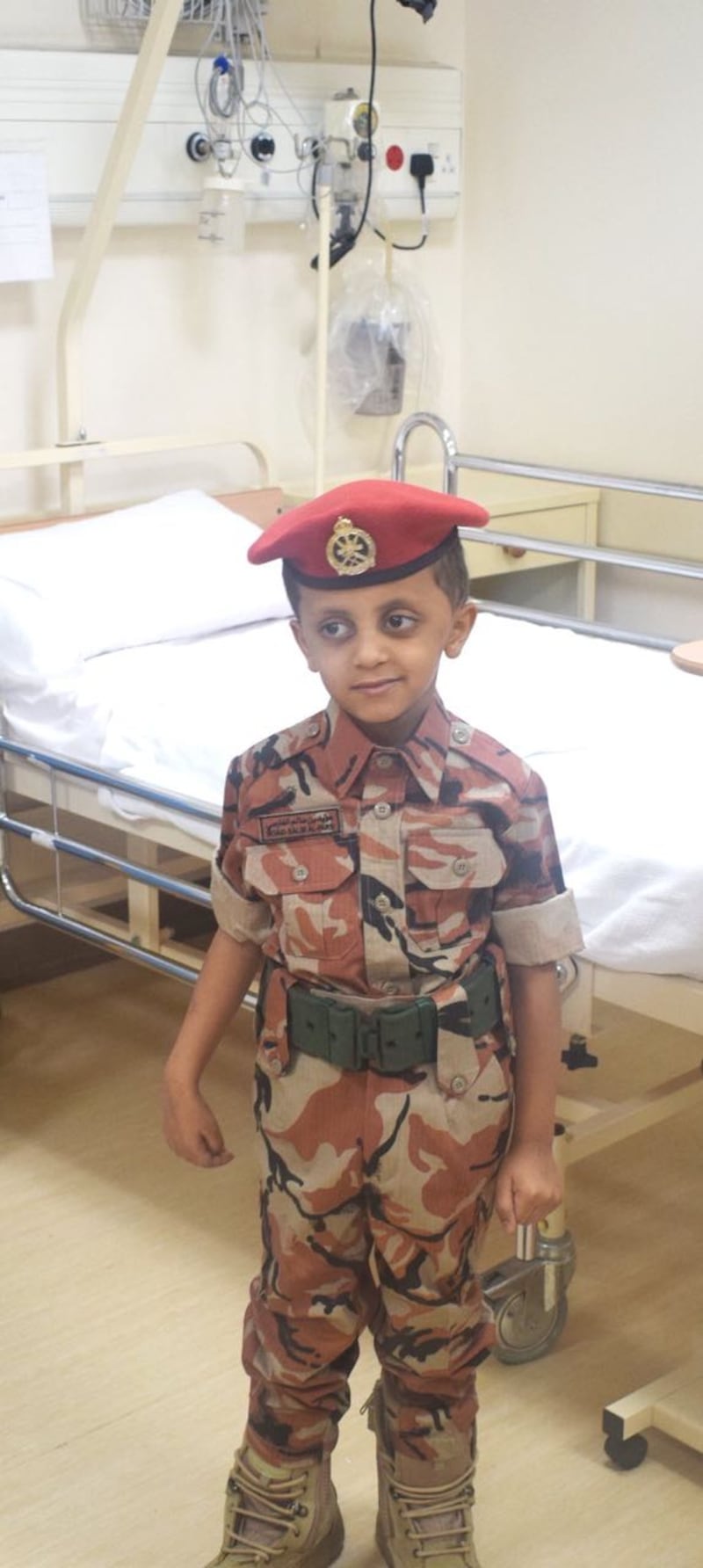 بالصور: قيادة الجيش السلطاني تحقق حلم طفل في المستشفى السلطاني