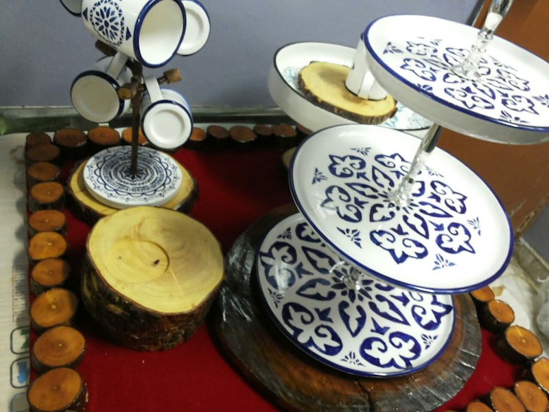 شاب عُماني يجمع بين الطين لصناعة الفخار والماء لإطفاء الحرائق