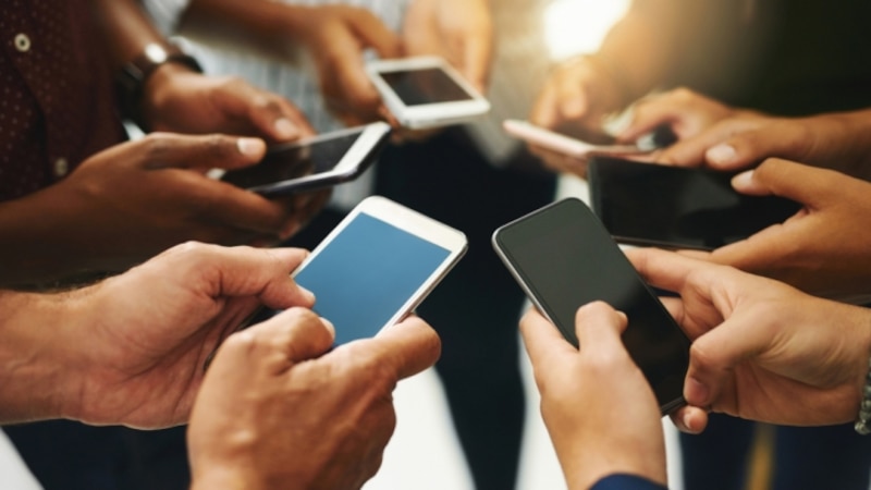 اشتراكات الهواتف المتنقلة في السلطنة تقترب من 6 ملايين
