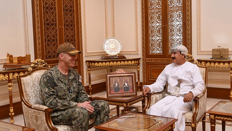 وزير المكتب السلطاني يستقبل مسؤولاً عسكريًا أمريكيًا