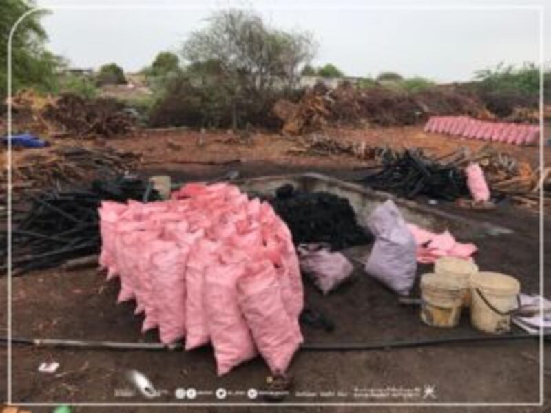 وافدون “يسخّمون” أكوامًا كبيرة من حطب السمر والغاف الخضراء