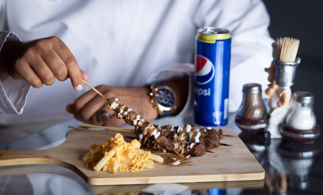 عُمانيان أسسا “كشته برجر”، ووظفا مجموعة من الشباب، فما هي قصتهما؟