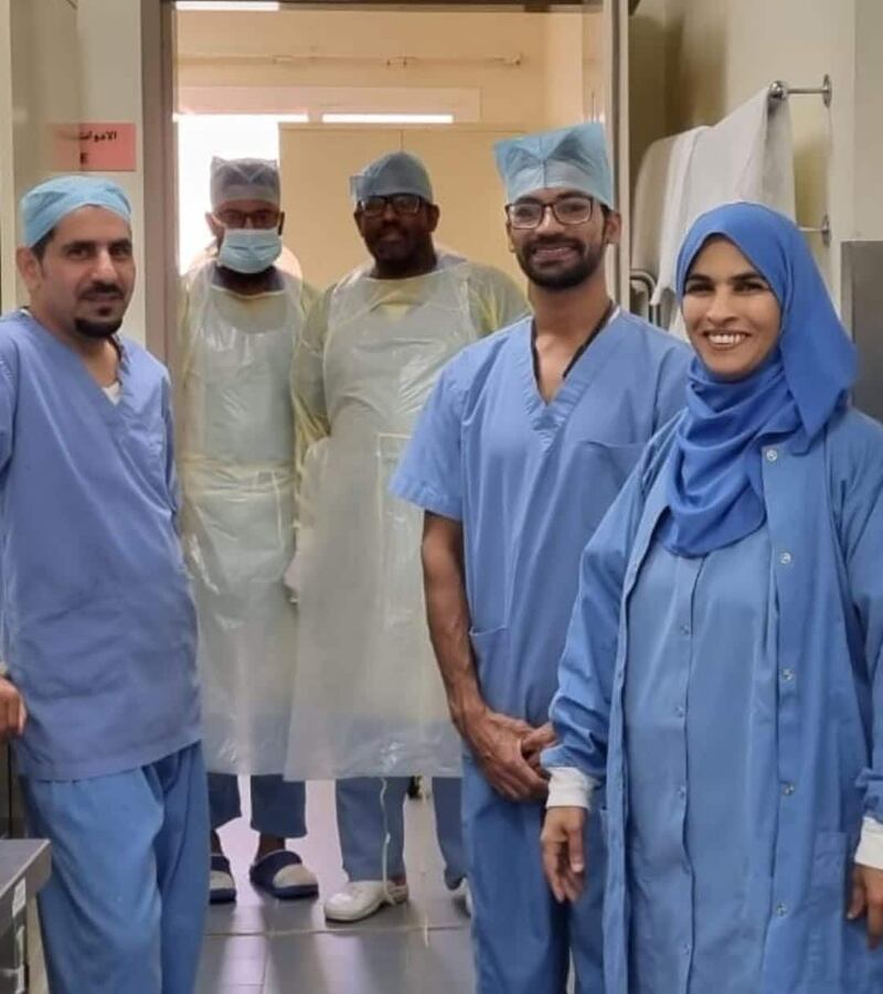 كفاح امرأة عُمانية: المضمّدة التي طوّرت نفسها لتحصل على البورد الأمريكي في التعقيم