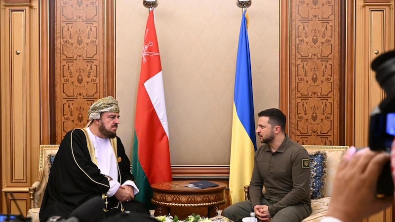 سمو السيد أسعد يبحث مع زيلينسكي تطورات الحرب في أوكرانيا