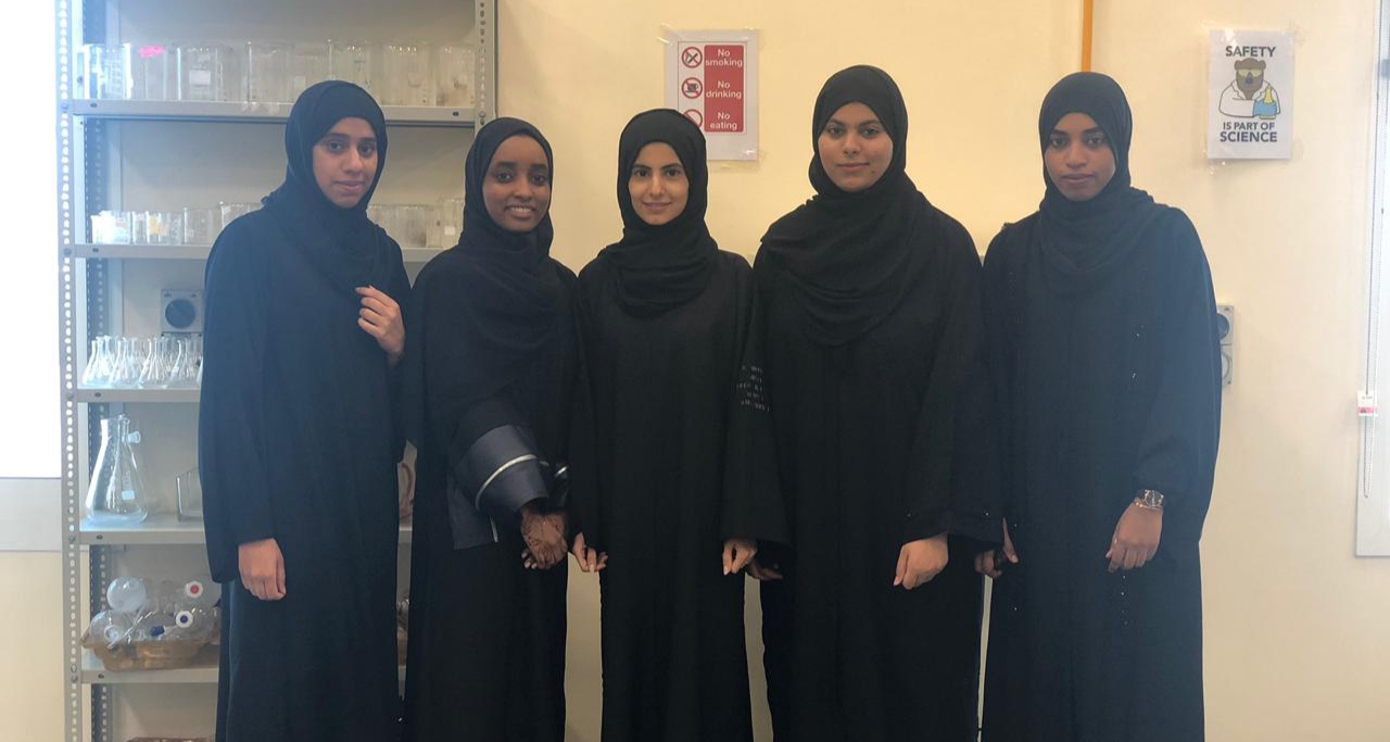خمس طالبات عُمانيات يبتكرن طريقة لتحريك السيارة بدلًا من الوقود التقليدي