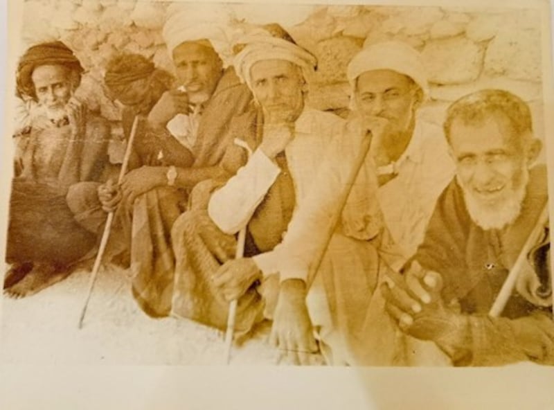 عدد من رجال القضاء الشرعي في رخيوت لحل إحدى القضايا عام 1967