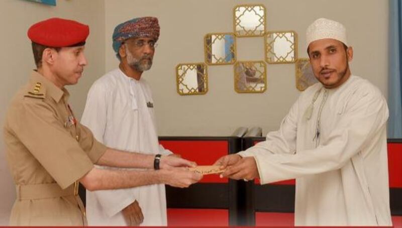 قوات السلطان المسلحة تكرّم عددًا من أسر المتوفين