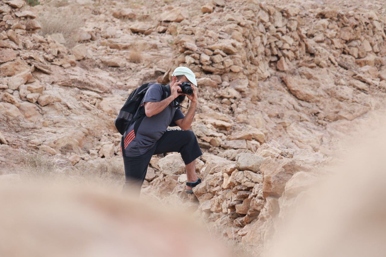 سلسلة “المشتغلون بالتاريخ”: الشاب العُماني الذي يهتم بالتاريخ منذ الصف الرابع ويستثمر “تويتر” للتعريف به