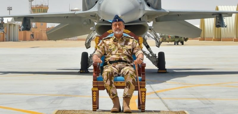 جلالة السلطان يزور قاعدة ثمريت الجوية