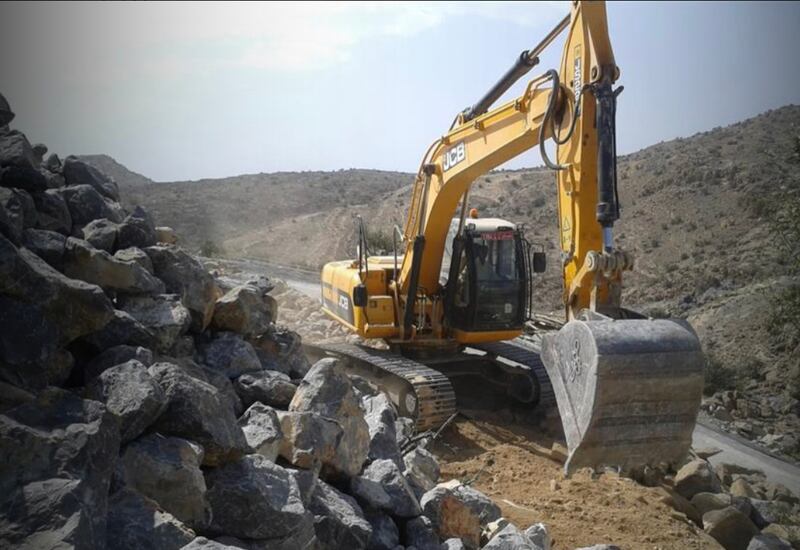 أحمد الزكواني.. ينحت جبلًا ويحوله إلى مسطحات زراعية