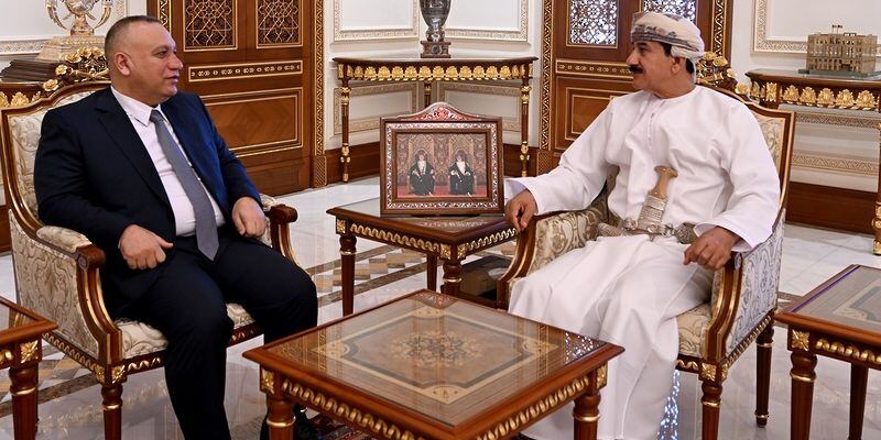 وزير المكتب السلطاني يستعرض عددا من القضايا مع سفيري العراق وسوريا
