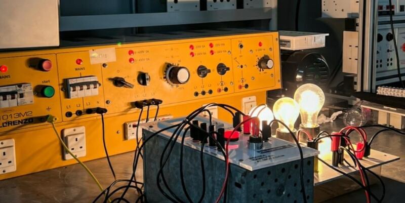 طلاب عمانيون يطورون جهازًا كهربائيًا متعدد الاستخدامات