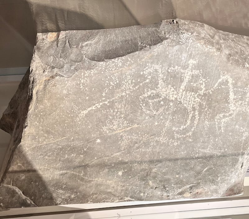 بالصور: محابر عُمانية قديمة ومكاييل نحاسية لوزن الحبوب عليها طغرائية أحد السلاطين