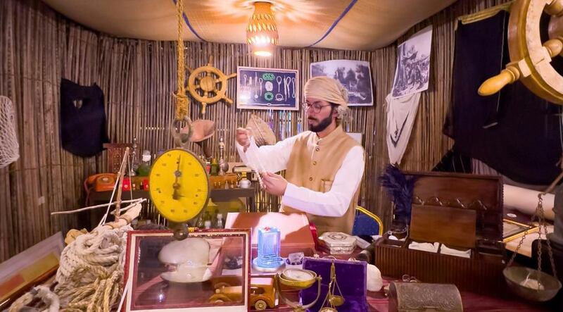 مقتنياته تُدهشك بندرتها: مواطن عُماني يحوّل منزلًا قديمًا إلى مُتحف ينتظر زيارتك