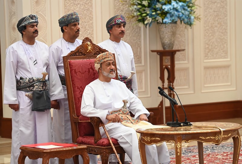 بالصور: جلالة السلطان يلتقي بشيوخ شمال الشرقية