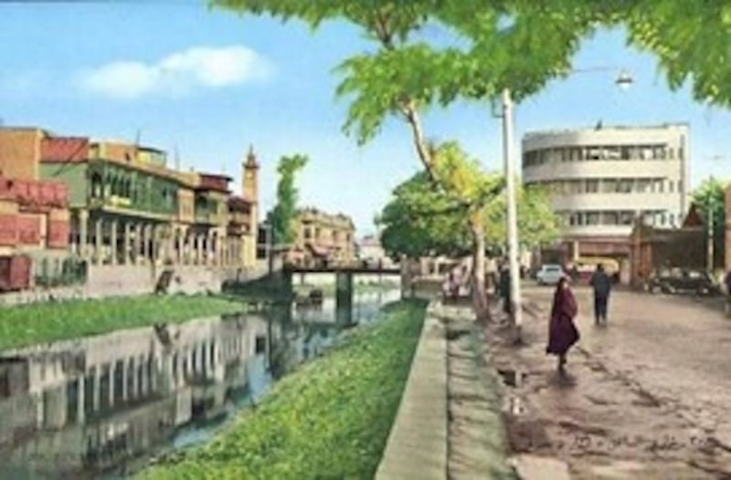 جانب من شاطئ العشار في البصرة وتبدو الفنادق والمحلات التي تطل عليه