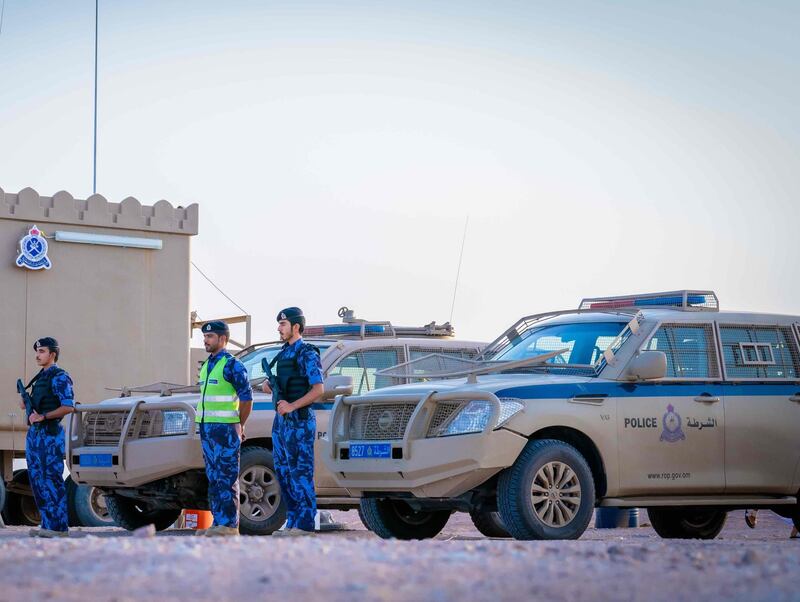 للذاهبين إلى ظفار: الشرطة تخصص نقاطًا أمنية وتنشر أرقامها للتواصل