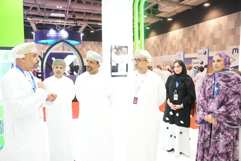 ابتكارات بنك ظفار الرقمية تضع خدمة الزبائن في صدارة مشاركته في كومكس2025 