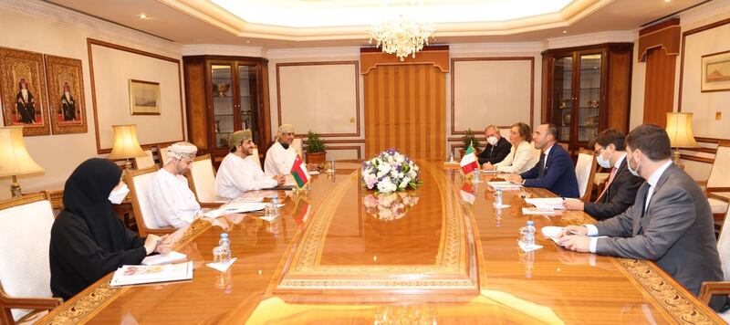 مباحثات سياسية بين السلطنة وإيطاليا