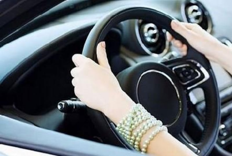 مركبة تقودها امرأة تدهس 3 أطفال