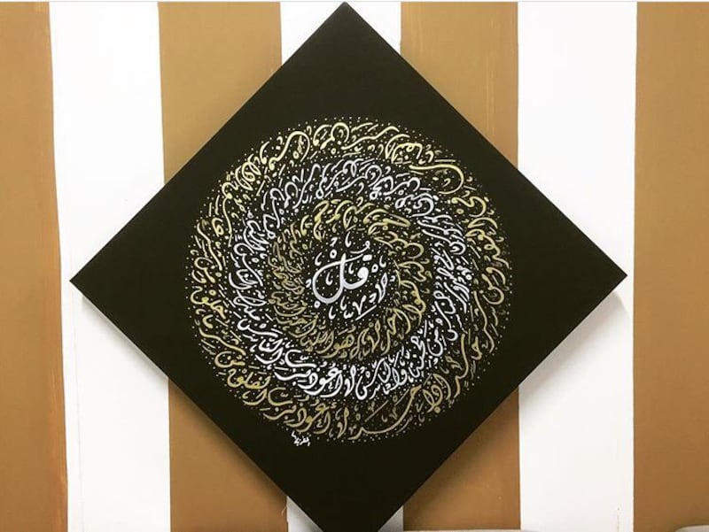 خطاطٌ عُماني..ألهمه الحرفُ فأصبح عاشقًا لتشكيلِه