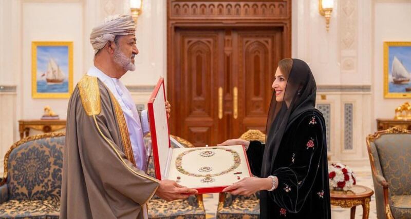 جلالة السلطان يمنح السيدة الجليلة وسام الشرف الأعظم