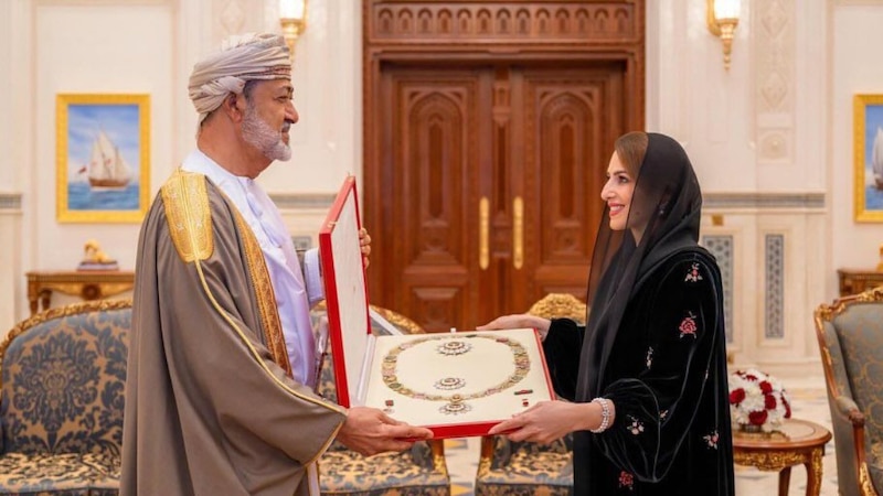 جلالة السلطان يمنح السيدة الجليلة وسام الشرف الأعظم