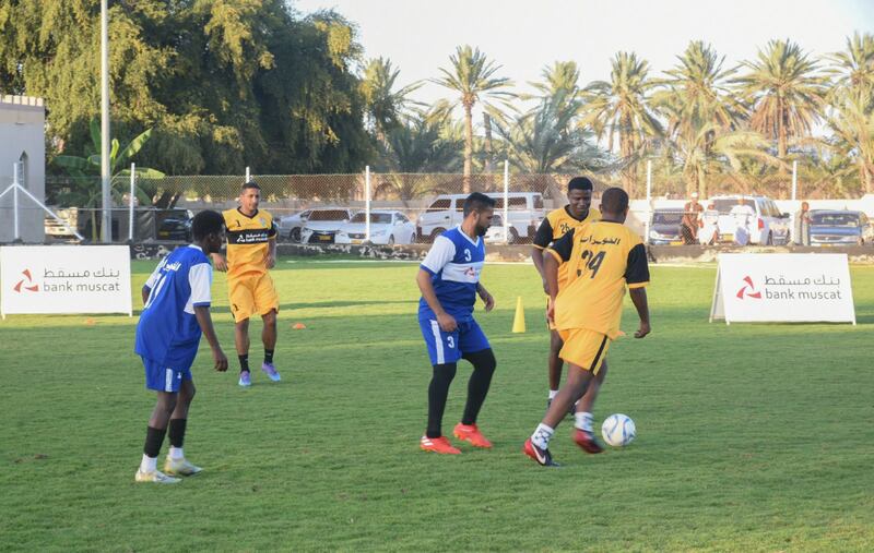 بنك مسقط يفتتح مشروع إنارة ملعب فريق الخويرات بولاية الخابورة ضمن برنامج “الملاعب الخضراء”