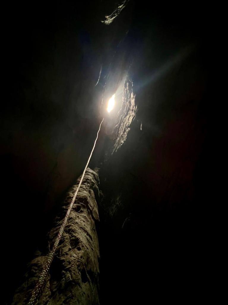 هذا الخبر سيأخذك في رحلة استكشافية للحفرة الأعمق بظفار