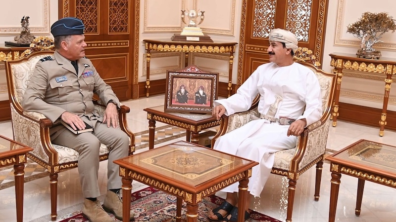 النعماني يستقبل مسؤولا عسكريا بريطانيا