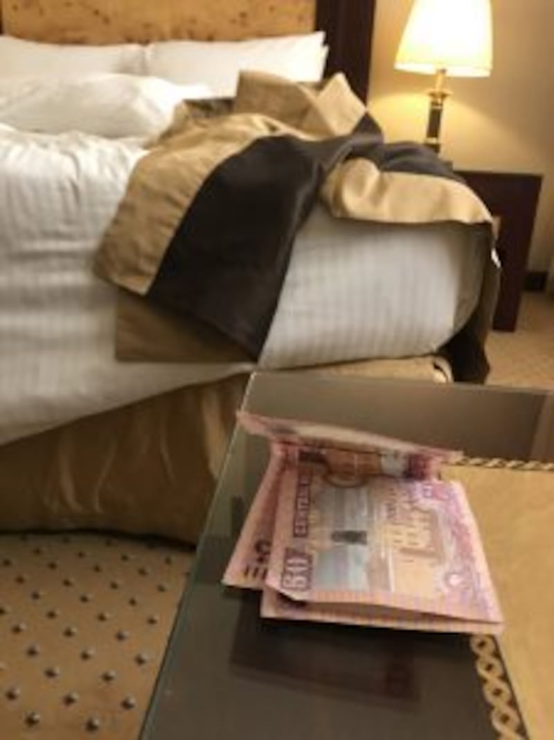 من الغرفة الفندقية 710 بدأت القصة … دعارة في مسقط يُديرها وافد ويدّعي وجود عُمانيات