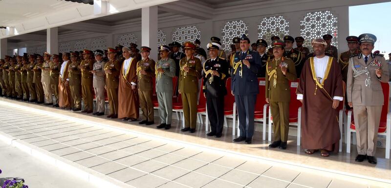 بالصور: سمو السيد ذي يزن يرعى تخريج دفعة جديدة من ضباط الجيش السلطاني العماني