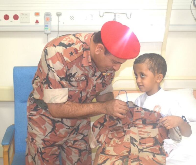 بالصور: قيادة الجيش السلطاني تحقق حلم طفل في المستشفى السلطاني