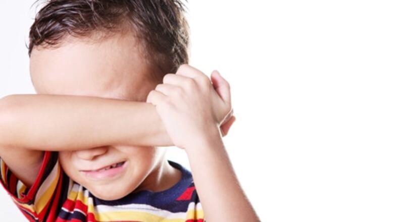 اضطراب قلق الانفصال قد يصيب طفلكِ.. واستشاري يُقدّم الحلول لكِ