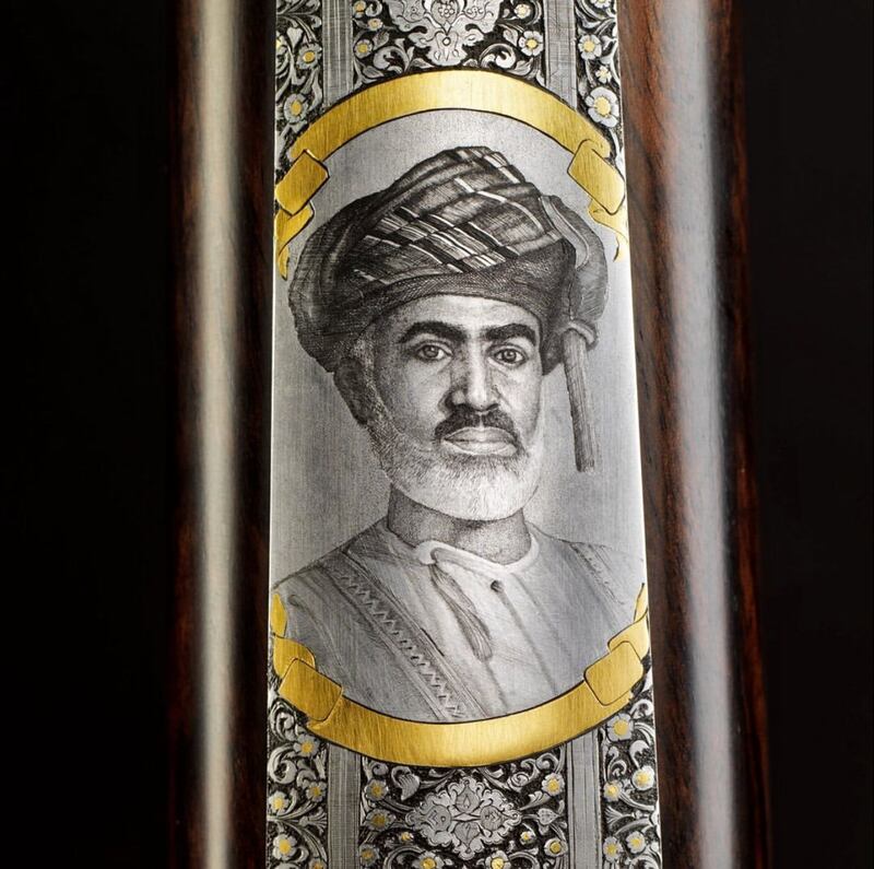 ما حقيقة البندقية التي نُحت عليها صورة السلطان قابوس؟