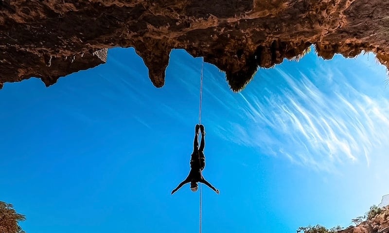 بالصور: شباب عمانيون يرسمون طريقًا جديدًا للمغامرات السياحية