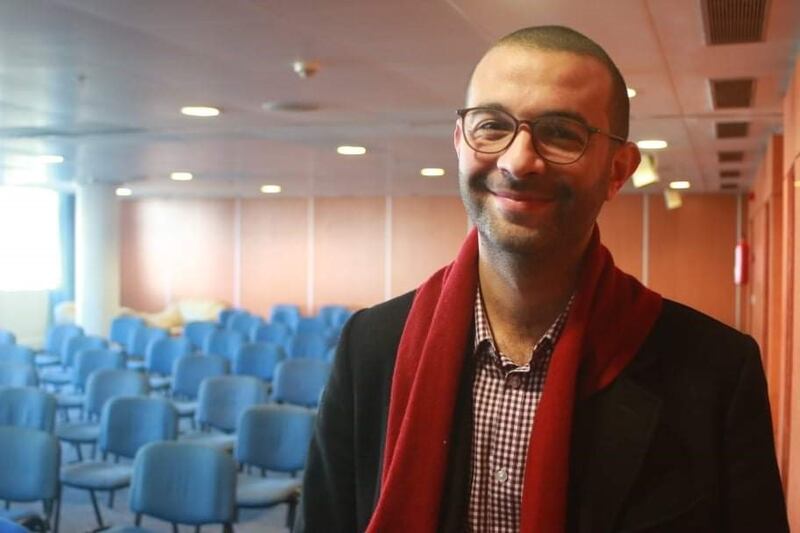 حوار لـ “أثير” يكشف ملامح من شخصية الكاتب المُتوّج بالجائزة الوطنيّة للقصّة