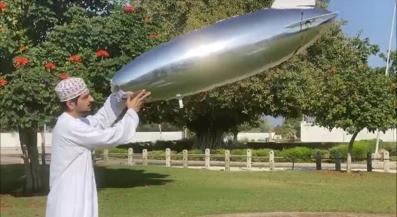 بالصور والفيديو: مبتكر عُماني يصنع منطادًا لاسلكيًا