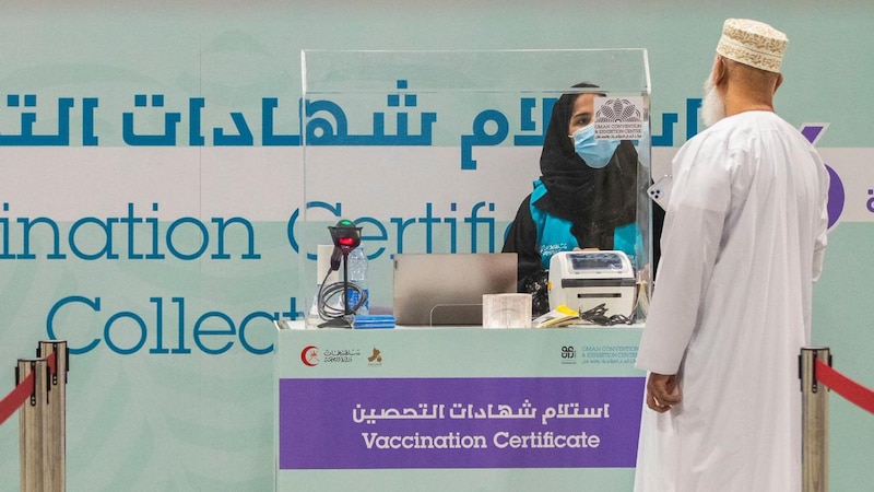 بعد “تلميحات” الوزير وإقرارها في دول خليجية: هل سنرى مزايا في السلطنة للمطعّمين بلقاح كورونا؟