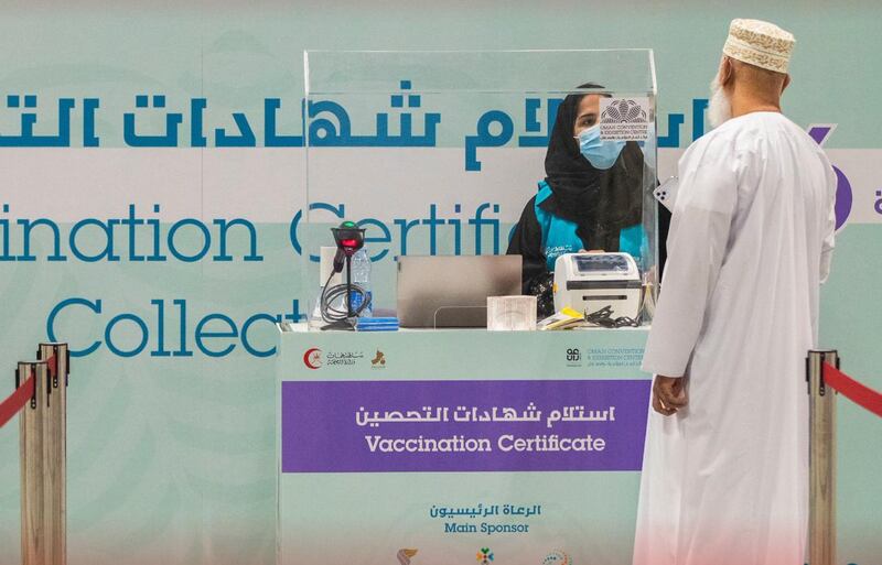 بعد “تلميحات” الوزير وإقرارها في دول خليجية: هل سنرى مزايا في السلطنة للمطعّمين بلقاح كورونا؟